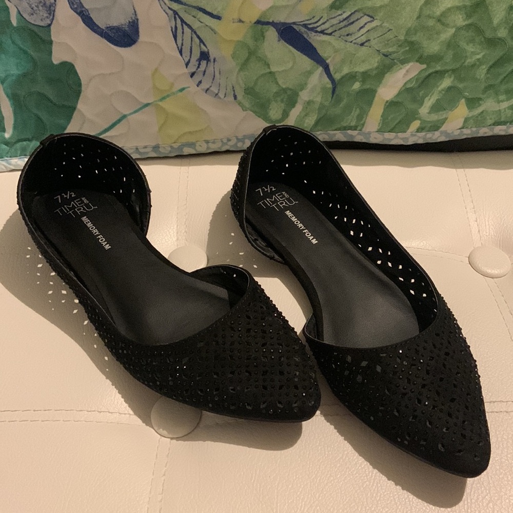 Time and Tru black pointed toe flats
